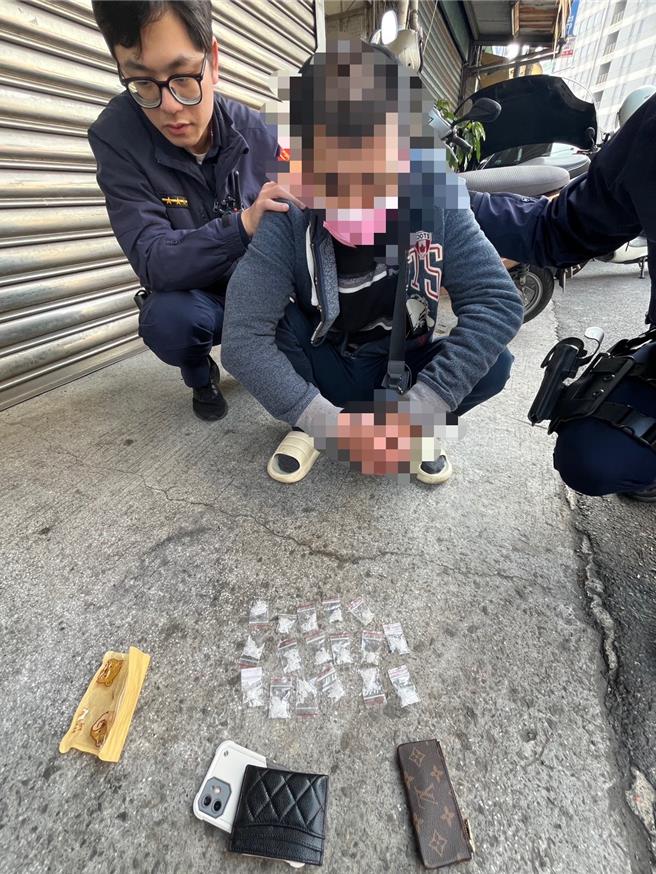 员警在王男身上搜出毒品。（新庄警分局提供）