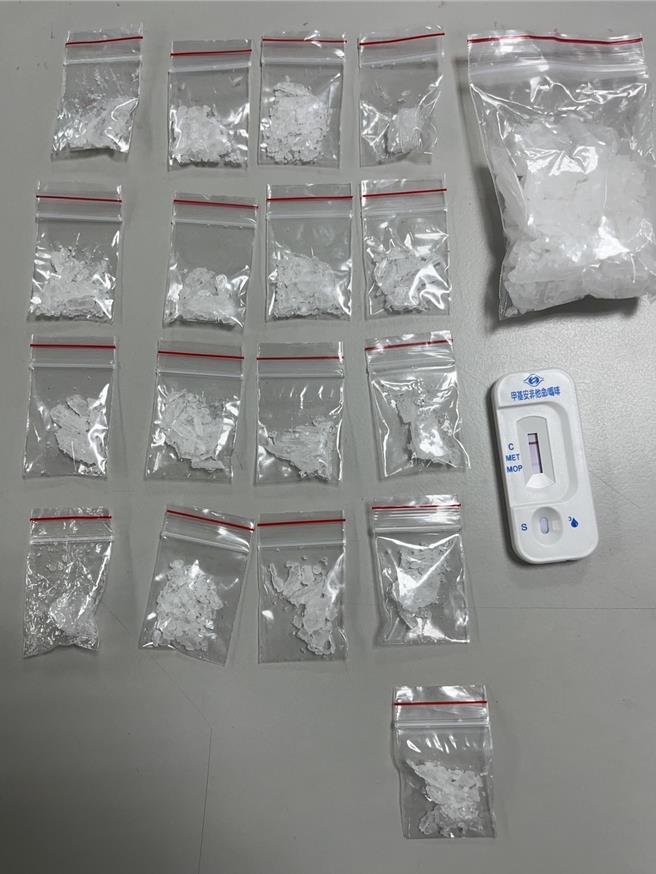 员警在王男身上搜出毒品，验出为安非他命。（新庄警分局提供）