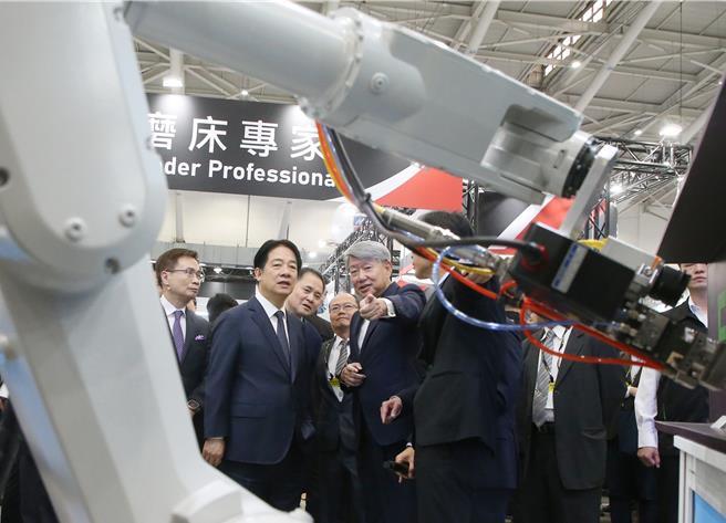 赖清德总统（后左）参观展览。（赵双杰摄）