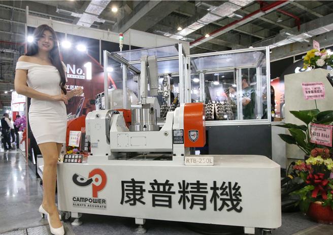 康普精机展示五轴凸轮分度盘与机械手臂自动化运用。（赵双杰摄）