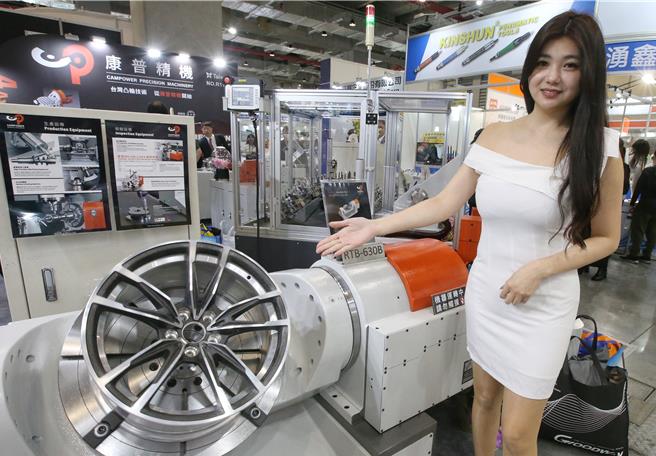 康普精机展示五轴凸轮分度盘与机械手臂自动化运用。（赵双杰摄）