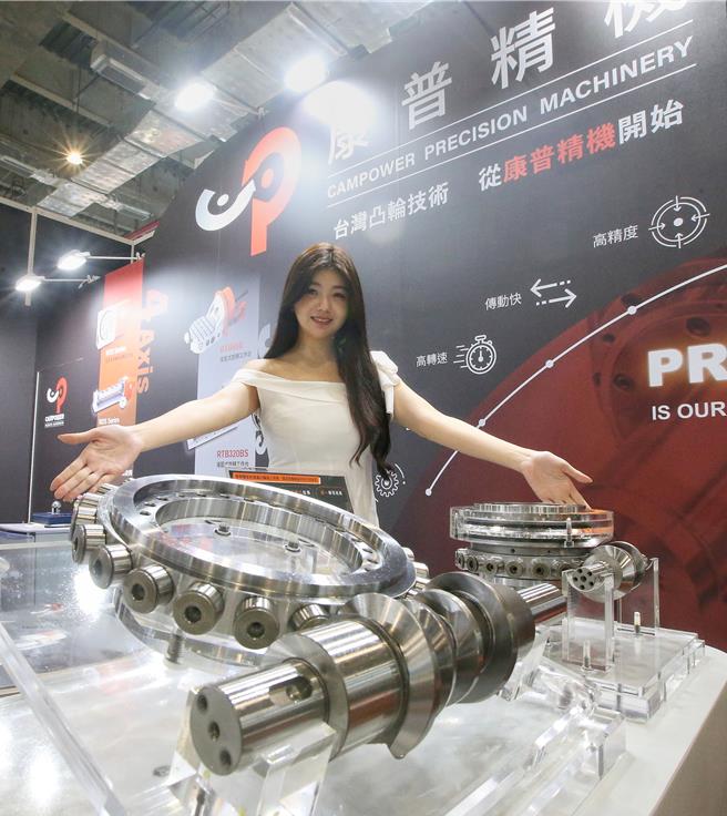 康普精机展示五轴凸轮分度盘与机械手臂自动化运用。（赵双杰摄）