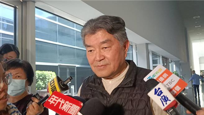 台中市议会国民党团书记长李中认为，吴存金也是该辞就辞，若真有犯法，反正就是自己负责，目前静待司法调查。（陈淑娥摄）