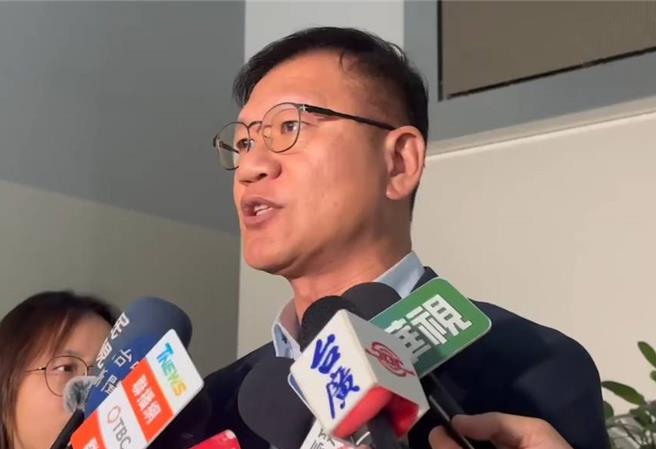 台中市议会民进党团总召王立任指出，卢市长已执政6年多，应具备相当经验，希望市府团队把螺丝拴紧。（陈淑娥摄）