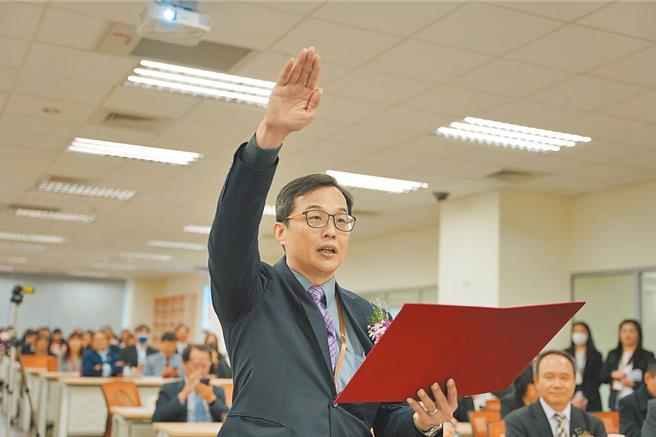 姜至刚甫接任食药署署长，卫福部长邱泰源大讚，他不只是医学、毒药、法律的三刀流人才，更是食药署的「大谷翔平」。（食药署提供）