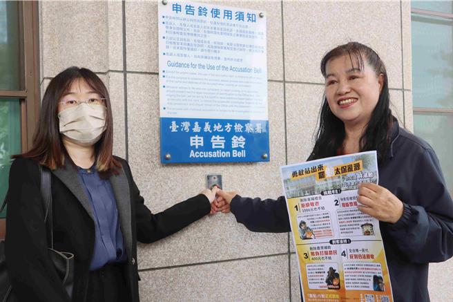 嘉义县太保市市民代表林淑勉遭提罢免，今(3日)林淑勉(右)由律师陪同到嘉义地检署按铃申告。(吕妍庭摄)