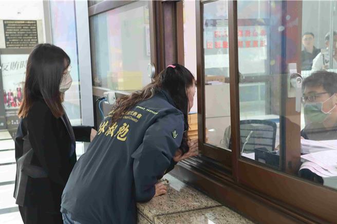 嘉义县太保市市民代表林淑勉遭提罢免，今(3日)林淑勉由律师陪同到嘉义地检署按铃申告。(吕妍庭摄)