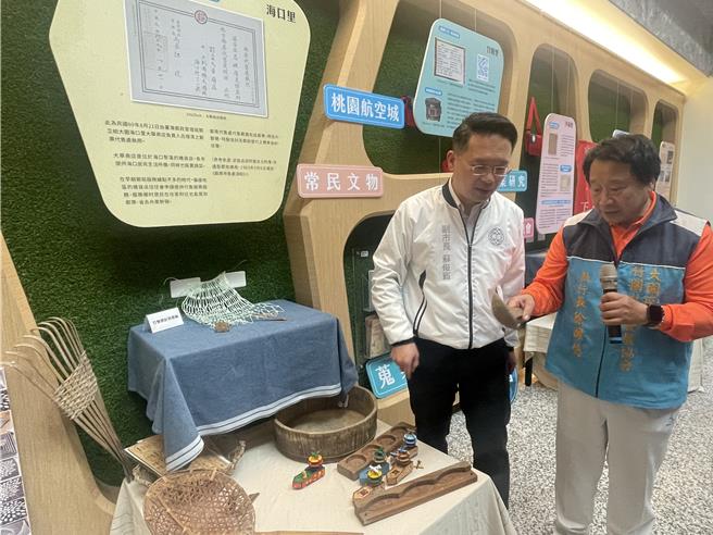 桃園市文化局自去年起啟動航空城常民文物蒐集建檔工作，3日起在大園區公所舉辦桃園航空城常民文物展。（呂筱蟬攝）