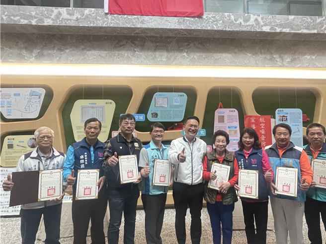 桃園市文化局自去年起啟動航空城常民文物蒐集建檔工作，3日起在大園區公所舉辦桃園航空城常民文物展。（呂筱蟬攝）