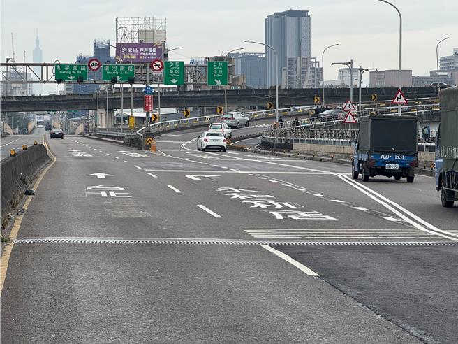 華江橋往北市方向車道標線調整（出口匝道前）。（新北市交通局提供）