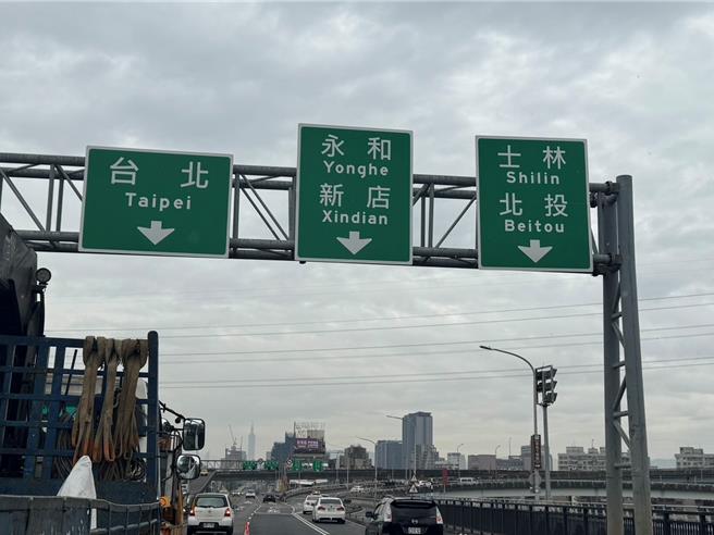 增設華江橋車道指示標誌牌。（新北市交通局提供）