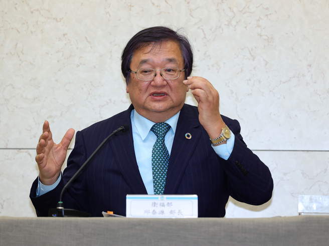 衛福部3日舉行記者會，出席的部長邱泰源（見圖）、照護司司長蔡淑鳳、醫事司司長劉越萍等針對醫院壅塞處置現況提出說明。（劉宗龍攝）