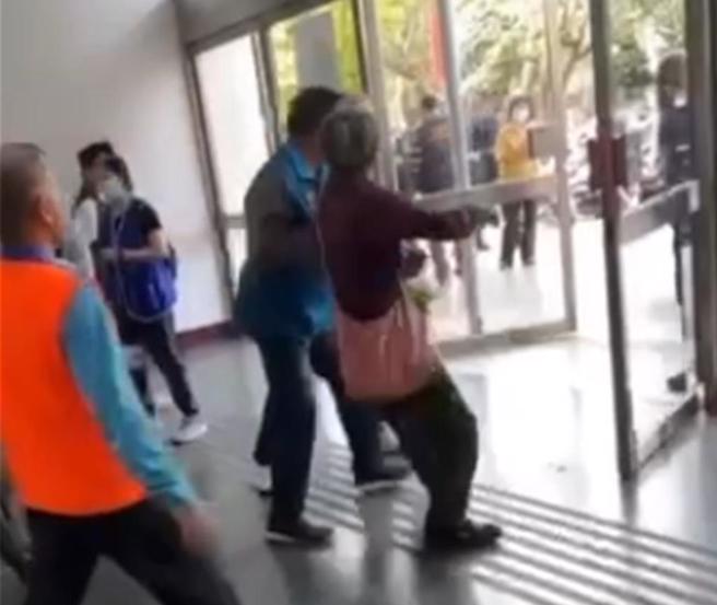 1名年近80岁的退休女老师叶春莲昨天在国民党花莲县党部问政说明会上，呛声国民党立院党团总召傅昆萁，遭现场多名工作人员「半请半拉」出场，在网路上引起网友及校友炸锅。（民眾提供／罗亦晽花莲传真）
