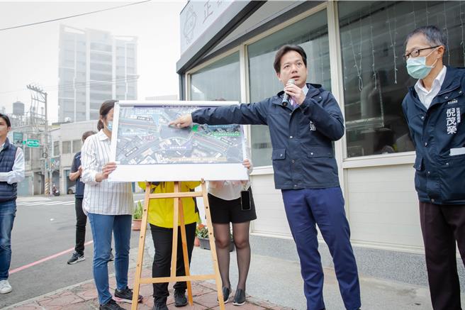 新竹市代理市长邱臣远（右二）表示，天府路1段与延平路3段路口车流量大，且该路口因角度约45度的非正交设计，长期存在驾驶视角不良、行人动线过长与车衝突等问题，衍生不少交通隐患。（新竹市政府提供／陈育贤新竹传真）