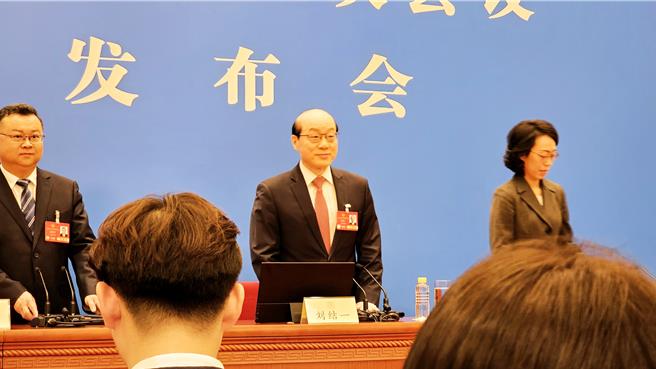 大陆全国政协大会新闻发言人刘结一（中）。（蓝孝威摄）