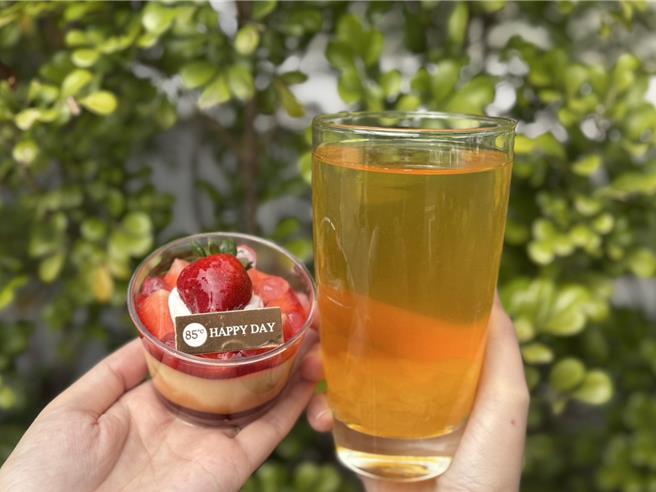 3月8日買85度C任一指定款膠原蛋白系列切片蛋糕，就能用38元加購「就是海岩青茶」或「蘋香淺焙青」任一款。（85度C提供／朱世凱台北傳真）