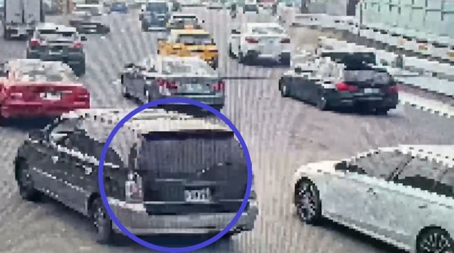 台北市士林警方昨2日下午1時許在重慶北路四段執行酒駕取締勤務，突有民眾急報「有輛車在重陽橋上倒車！」員警見狀立刻狂奔上前攔查，怎料該車駕駛竟無視警方，油門一踩揚長而去。（圖警方提供／簡銘柱翻攝）