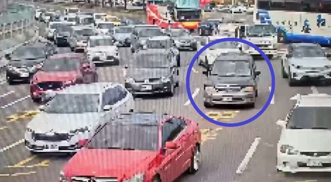 台北市士林警方昨2日下午1時許在重慶北路四段執行酒駕取締勤務，突有民眾急報「有輛車在重陽橋上倒車！」員警見狀立刻狂奔上前攔查，怎料該車駕駛竟無視警方，油門一踩揚長而去。（圖警方提供／簡銘柱翻攝）