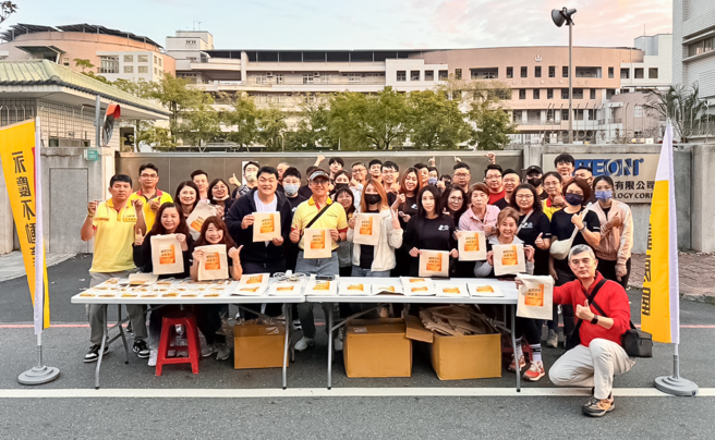 永庆不动产暨永义房屋台南经管会连续2年赞助「臺南古都马拉松」，准备限量手提袋与饮料袋，赠送参赛民眾。图/永庆房产集团提供