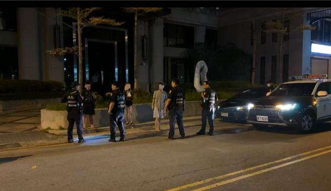 警方拦查可疑车辆。（民眾提供／李京升台中传真）