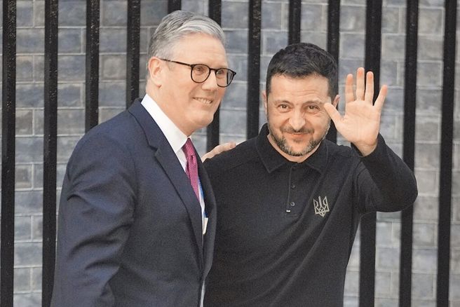 英国首相施凯尔（左）1日在伦敦欢迎乌克兰总统泽伦斯基（右）到访，双方并在官邸举行会谈。（图 / 美联社）

