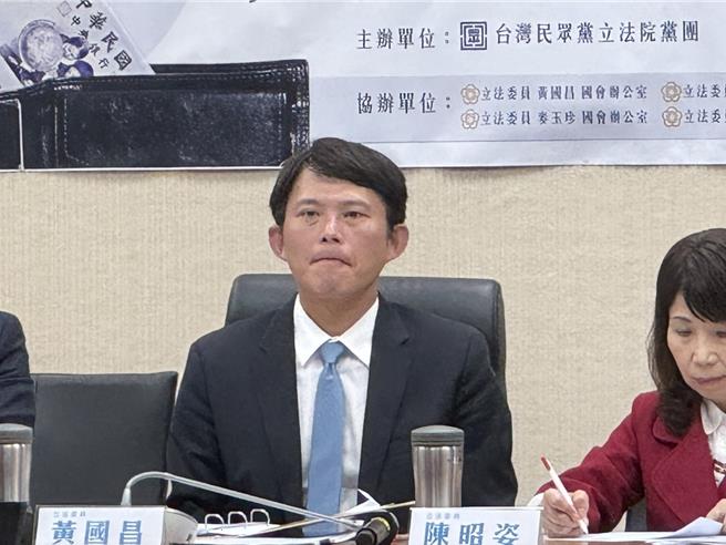 民眾党主席黄国昌抨击，民进党政府的说法若成立，去年考试院正副院长及考试委员的提名，政府更不应该徵求其他政党人才，是否当自己需要绿色大法官，就不向政党徵询？「这是今年的民进党打脸去年的民进党吗？」（图／张睿廷摄影）