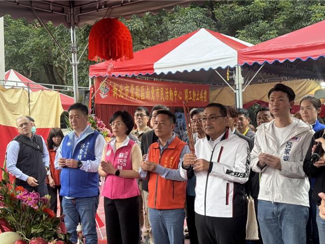 「我在乎兴建，更在乎改造」侯友宜说，莺歌这个地方人口密集，但活动中心确实比较难、甚至不够，南莺市民活动中心讲很久，相信以后办老人供餐等等很方便，下捷运就到」，大家协调一下、好好让这个地区活化。（柯毓庭摄）