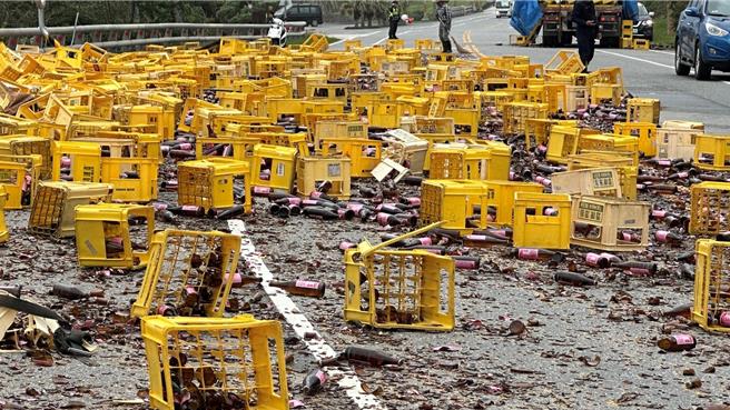 上百箱红标料理米酒掉落路面砸成碎片，瞬间酒香四溢。（民眾提供／萧嘉蕙台东传真）