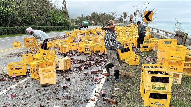 附近民眾热心协助清理路面。（民眾提供／萧嘉蕙台东传真）
