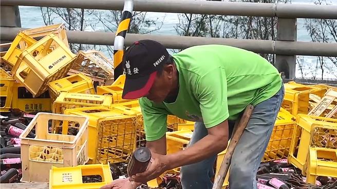 热心民眾不慎被割伤，临时取用瓶中残存的米酒消毒伤口。（民眾提供／萧嘉蕙台东传真）