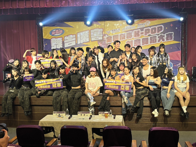 與賽隊伍團體照。(照片/開南大學提供)