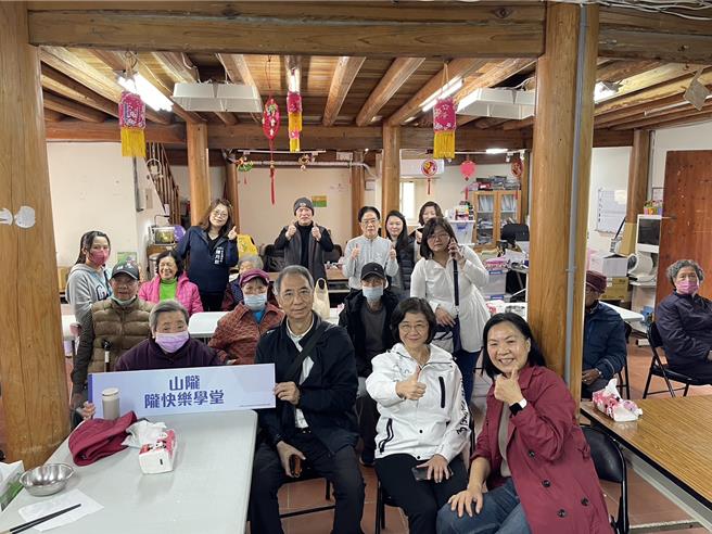 新北市卫生局长陈润秋携手连江县卫生局长陈美金与「山陇陇快乐学堂」长者乐活健康促进。（新北市卫生局提供）