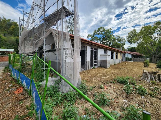 國發會整修中興新村宿舍並修剪樹木，遭居民指控砍樹將抗議。國發會坦言，確實有幾棵樹修過頭，已請包商未來修樹要先知會。（楊靜茹攝）