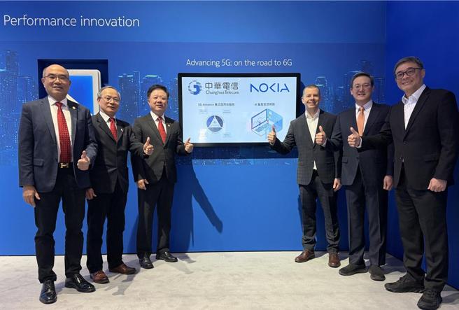 中华电信携手诺基亚导入5G创新应用，双方代表于MWC 2025诺基亚摊位合影。左起中华电信网路技术分公司总经理贾仲雍、中华电信技术长暨执行副总经理黄志雄、中华电信董事长简志诚、诺基亚行动网路事业群全球资深副总裁Mark Atkinson、诺基亚行动网路事业群亚太区资深副总裁Jae Won 、台湾诺基亚通信公司总经理刘明达。图／中华电信提供