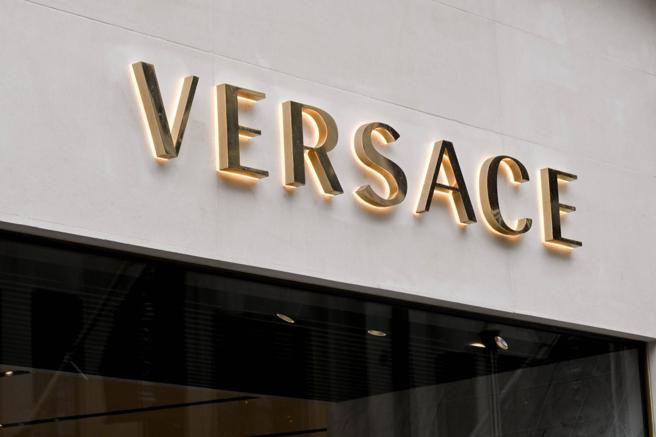 Prada預計以近15億歐元（約新台幣514億元）收購Versace。（圖：shutterstock／達志）