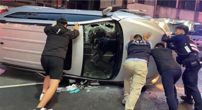 桃园市中坜区延平路与元化路口今天晚间6时许发生交通事故，警民合作试图将车辆回正。(警方提供／吕筱蝉桃园传真)