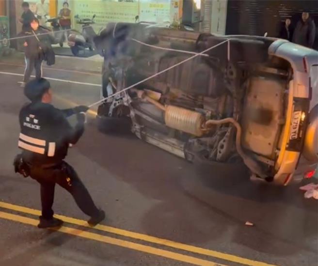 桃园市中坜区延平路与元化路口今天晚间6时许发生交通事故，警方用拉绳将车辆回正恢復交通顺畅。(民眾提供／吕筱蝉桃园传真)