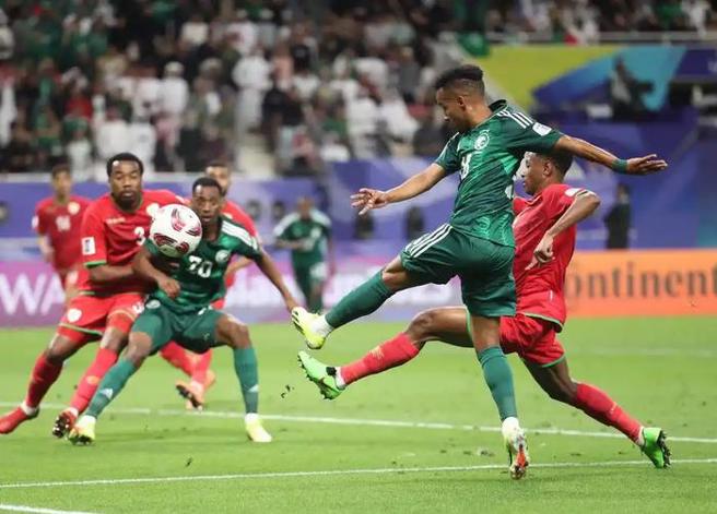 大陆足球队将在3月与沙乌地争夺世预赛小组晋级，传出沙乌地吸纳不少新人调整阵容，但大陆国足的迯籍球员归化程序却来不及办好。（图／新浪网）