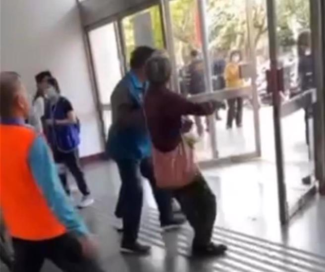 1名年近80岁的退休女老师叶春莲昨天在国民党花莲县党部问政说明会上，呛声国民党立院党团总召傅昆萁，遭现场多名工作人员「半请半拉」出场，在网路上引起网友及校友炸锅。（民眾提供／罗亦晽花莲传真）
