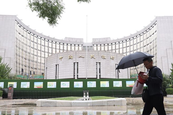 人行将引导金融机构加大对民营经济的金融资源投入。图／中新社