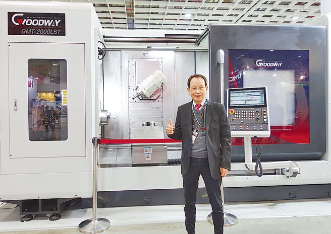 程泰集团杨德华董事长与GMT-2000五轴铣车复合车床合影。图／黄俊荣