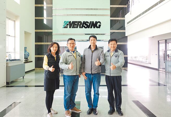 合济工业是台湾最早导入智能化系统的锯床厂，董事长赵子筌（左二）与经营团队合影。图／黄俊荣