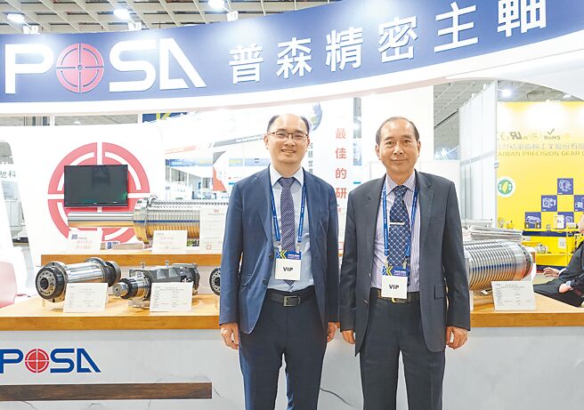 普森公司彭森荣董事长（右），和彭秉榤特助在展示会场合影。图／黄俊荣