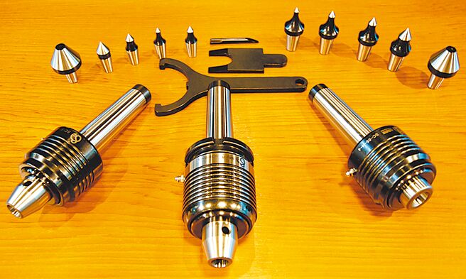 台灣順成頂針科技莊家榮、王意婷賢伉儷表示，該公司努力踏穩每一步，穩健扎實經營，卓越精進，以產品為榮，以客戶為尊。圖／許俊揚