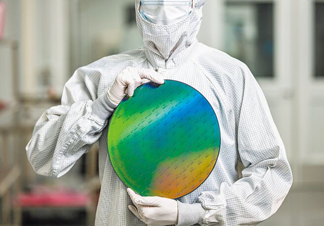 针对台湾的晶片对等关税将在4月2日公布，目前产官学界普遍认为晶片关税对台湾的直接影响并不大，短期甚至还有迎来转单的利多，但长期对台湾的半导体界却埋下隐忧。（路透）