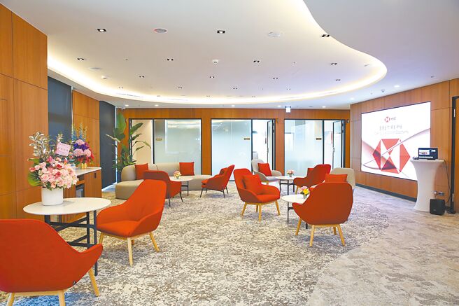 瞄准中台湾的隐形富豪，匯丰银行在台中分行盛大启用顶级财富管理中心。（匯丰提供／黄琮渊台北传真）