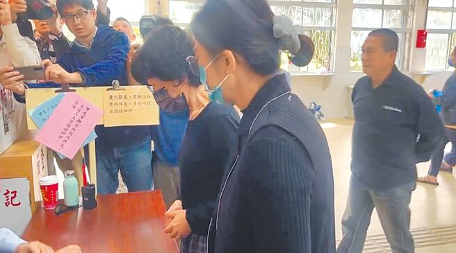 民眾党前主席柯文哲父亲柯承发日前病逝，台北地院裁定暂时解除柯文哲禁见，柯妻陈佩琪（前排左）及柯妹柯美兰（前排右）2日上午一身黑衣，到台北看守所首度办理会客。（民眾提供／高钧麟新北传真）