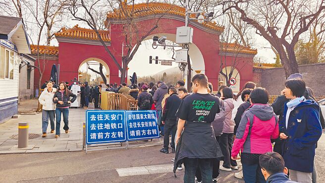 大陆全国两会本周召开，北京市中心街头加强维安，警力设下关卡，等候查验身分证的民眾大排长龙。（蓝孝威摄）