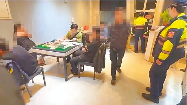 新北市三峡警分局2024年12月破获北大特区1间合法申请立案的棋牌社，公然在网路上刊登广告约牌咖聚赌，逮捕10名赌客。（三峡警分局提供／高钧麟新北传真）