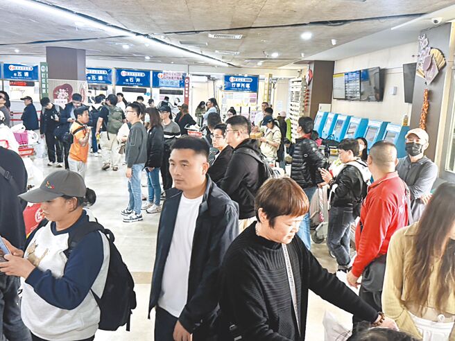 金厦小三通受浓雾影响，2日下午4时35分起停航，大批旅客到码头后才得知，无奈被迫滞留。（民眾提供／于家麒金门传真）